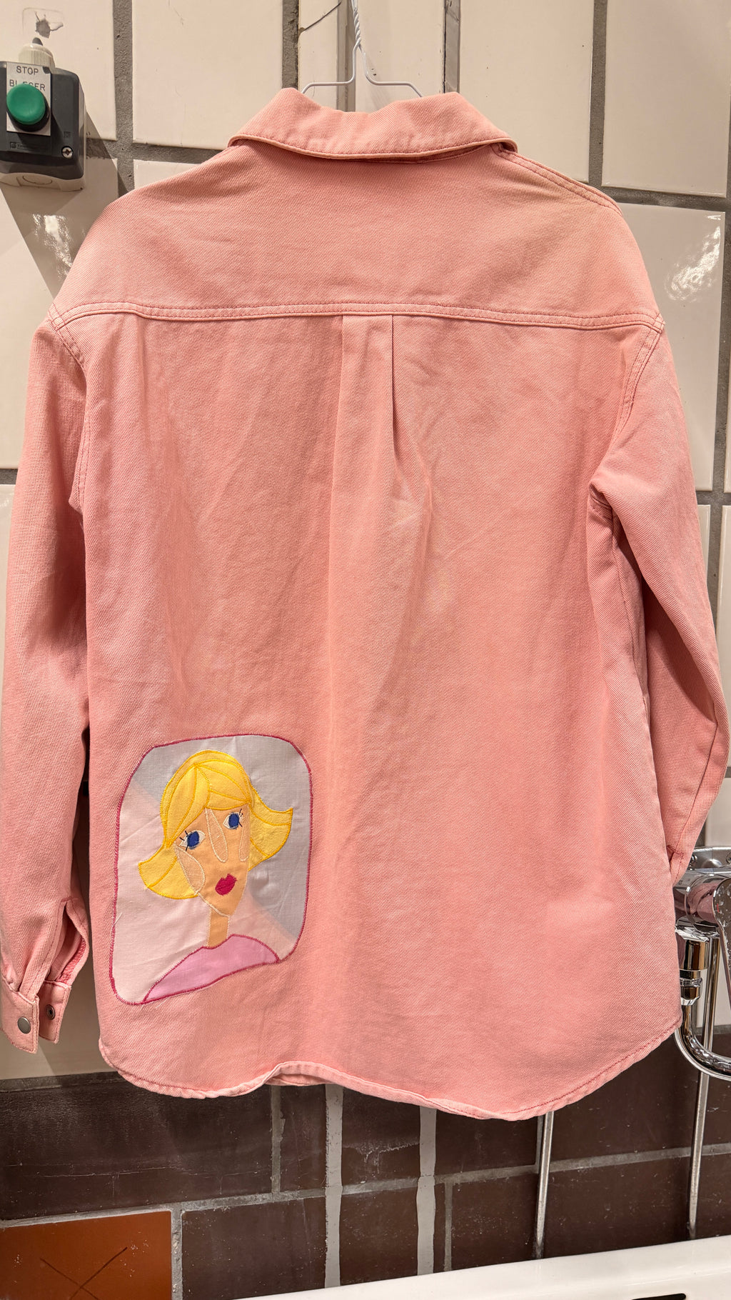 Denimjakke med kvinde