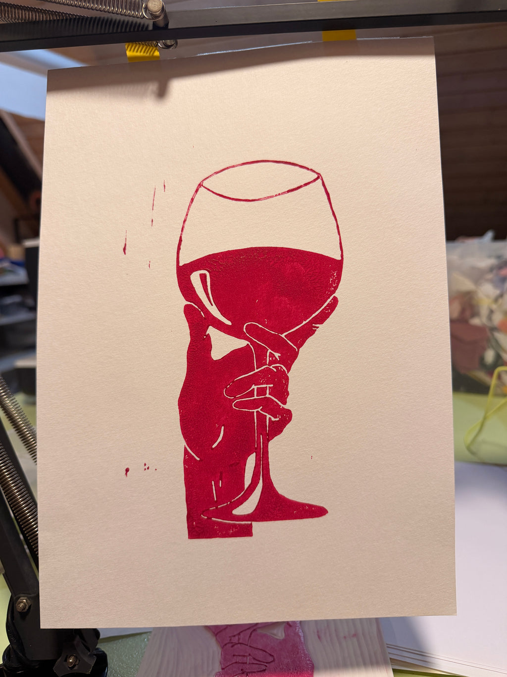 Håndtrykt linoleumstryk af et “bette” glas vin.