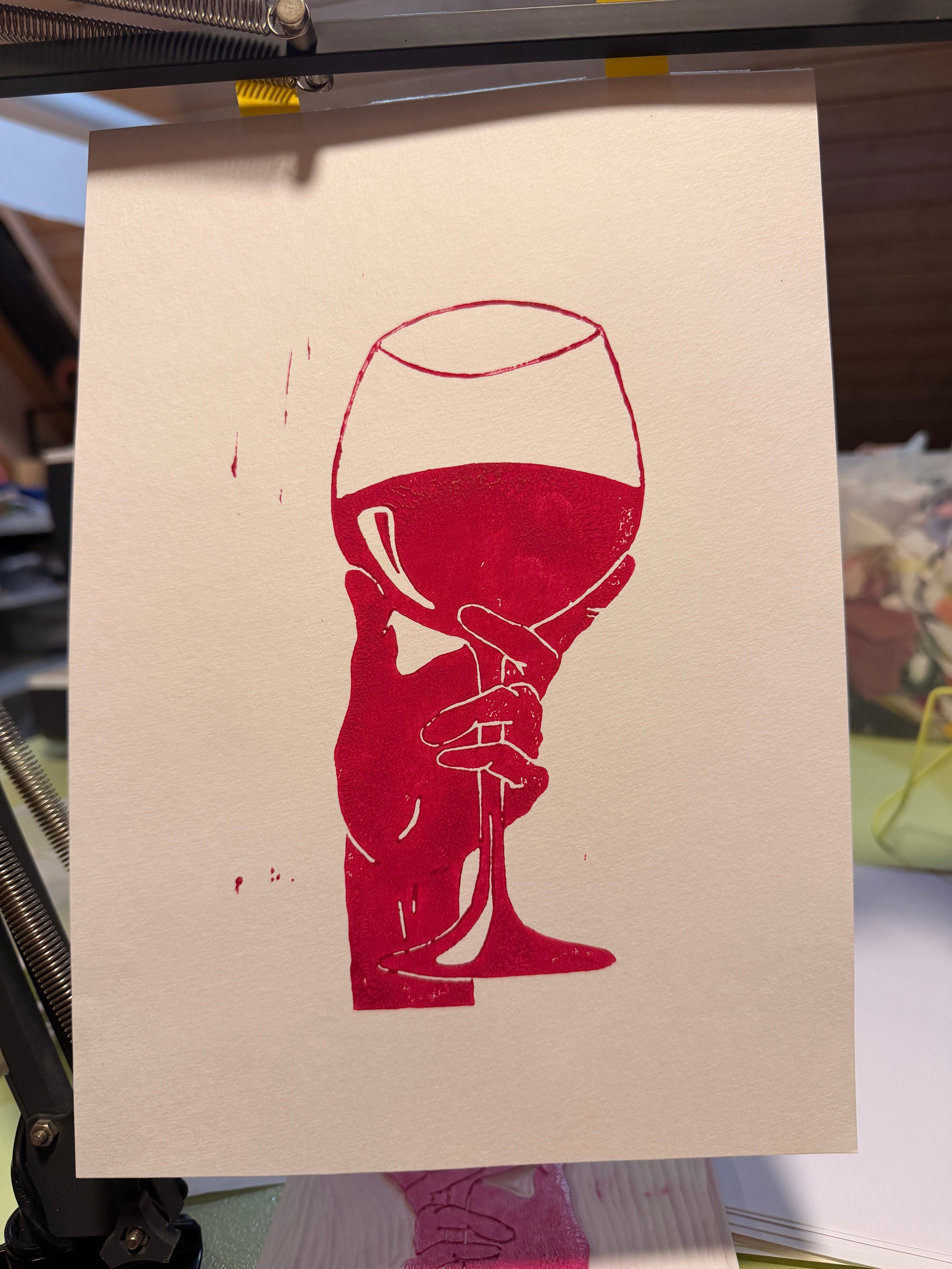 Håndtrykt linoleumstryk af et “bette” glas vin.